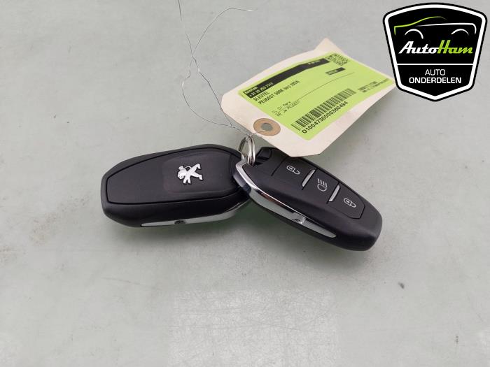 Używane Klucz Peugeot 5008 II (M4/MC/MJ/MR) 1.2 12V Hybrid Cena € 75,00 Procedura marży oferowane przez AutoHam