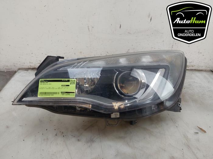 Używane Reflektor lewy Opel Astra J Sports Tourer (PD8/PE8/PF8) 1.4 Turbo 16V Cena € 595,00 Procedura marży oferowane przez AutoHam
