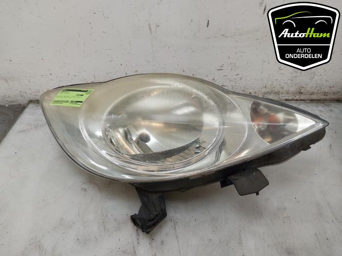 Używane Reflektor prawy Peugeot 107 1.0 12V Cena € 30,00 Procedura marży oferowane przez AutoHam