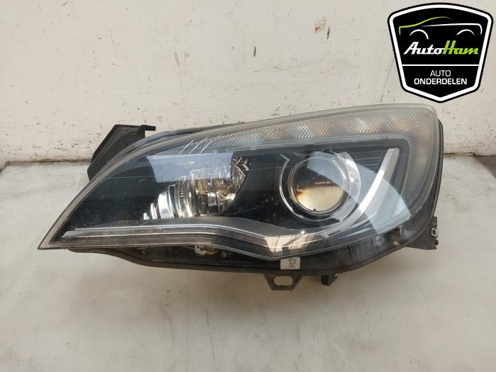 Używane Reflektor lewy Opel Astra J Sports Tourer (PD8/PE8/PF8) 1.6 CDTI 16V Cena € 595,00 Procedura marży oferowane przez AutoHam