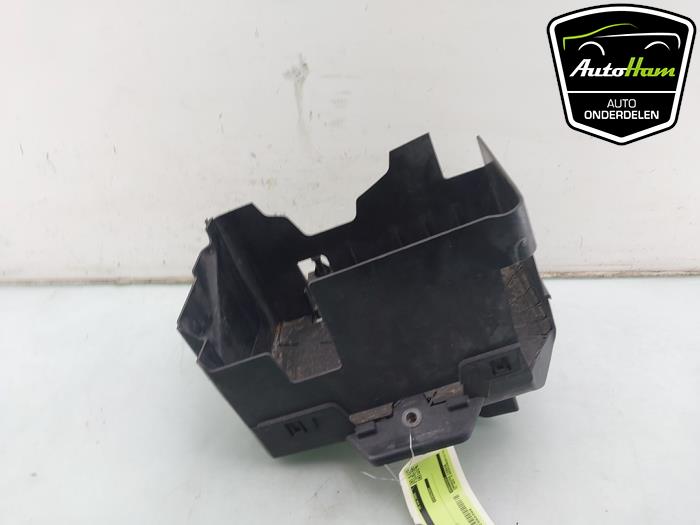 Begagnade Batterilåda Volkswagen Polo V (6R) 1.2 TDI 12V BlueMotion Pris € 20,00 Marginaltabell erbjuds av AutoHam