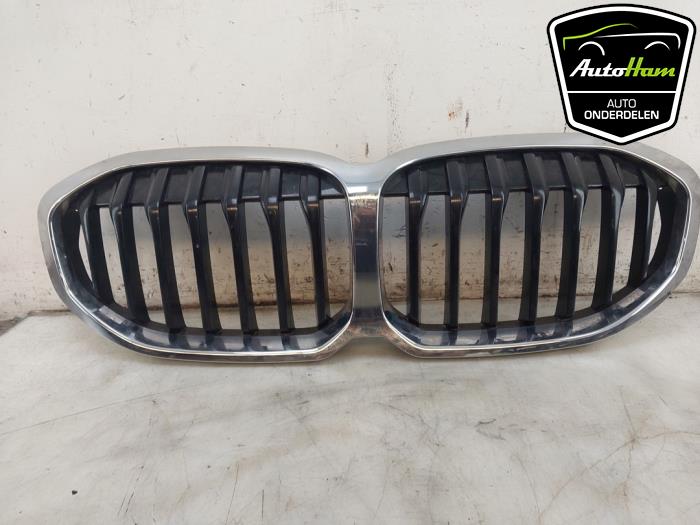 Begagnade Grill BMW 1 serie (F40) 118i 1.5 TwinPower 12V Pris € 60,00 Marginaltabell erbjuds av AutoHam