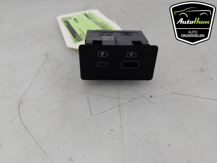 Używane Modul USB Nissan Ariya (FE0) 87/91 kWh Cena € 40,00 Procedura marży oferowane przez AutoHam