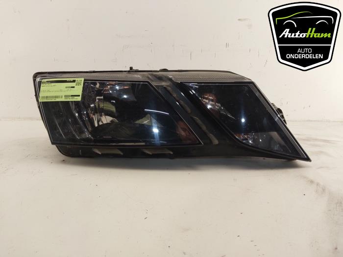Używane Reflektor prawy Skoda Octavia Combi (5EAC) 1.0 TSI 12V Cena € 275,00 Procedura marży oferowane przez AutoHam