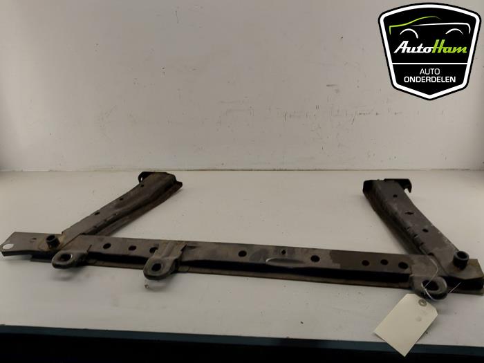 Lower radiator support