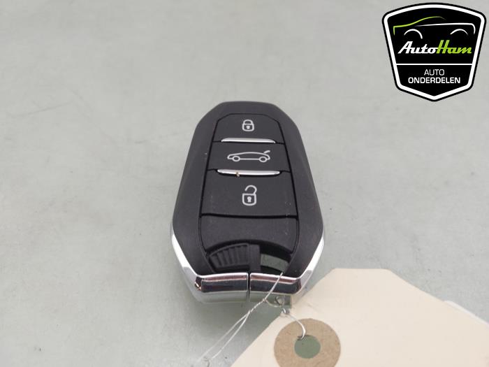 Używane Klucz Opel Corsa F (UB/UH/UP) 1.2 Turbo 12V 100 Hybrid Cena € 35,00 Procedura marży oferowane przez AutoHam