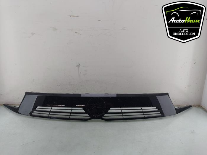Begagnade Grill Opel Corsa F (UB/UH/UP) 1.2 Turbo 12V 100 Hybrid Pris € 150,00 Marginaltabell erbjuds av AutoHam