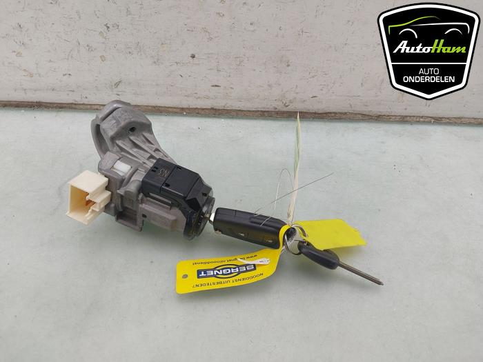Używane Stacyjka + Kluczyk Peugeot 108 1.0 12V Cena € 35,00 Procedura marży oferowane przez AutoHam