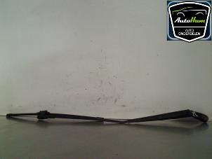 Used Front wiper arm Volkswagen Polo IV (9N1/2/3) 1.2 12V Price € 5,00 Margin scheme offered by AutoHam