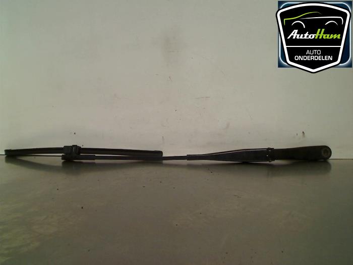 Front wiper arm from a Opel Astra H SW (L35) 1.7 CDTi 16V 2004