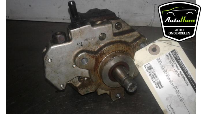 Mechanical fuel pump from a Opel Astra H (L48) 1.7 CDTi 16V 2006