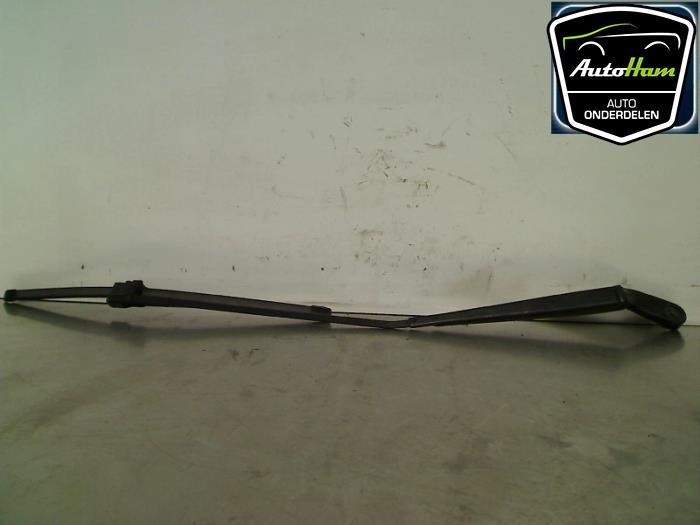 Front wiper arm from a Volkswagen Polo IV (9N1/2/3) 1.2 12V 2002
