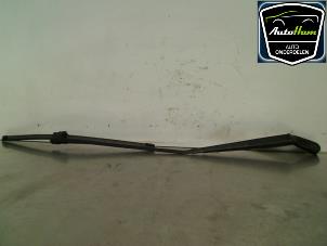 Used Front wiper arm Volkswagen Polo IV (9N1/2/3) 1.2 12V Price € 5,00 Margin scheme offered by AutoHam