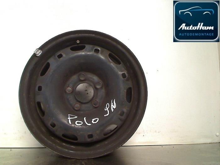 Wheel from a Volkswagen Polo IV (9N1/2/3) 1.2 12V 2002