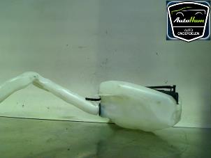Used Front windscreen washer reservoir Peugeot 207 SW (WE/WU) 1.6 HDi 16V Price € 20,00 Margin scheme offered by AutoHam