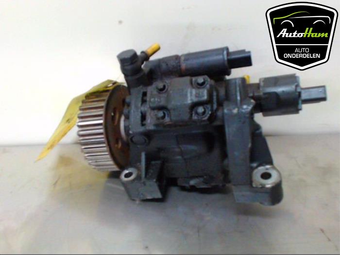 Mechanical fuel pump from a Renault Megane II Grandtour (KM) 1.5 dCi 105 2005