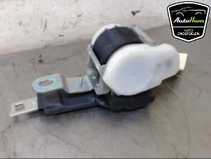 Used Rear seatbelt, centre Opel Signum (F48) 2.2 DGI 16V Price € 45,00 Margin scheme offered by AutoHam