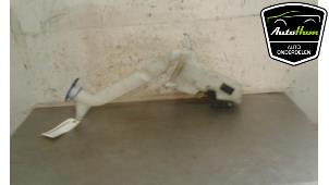 Used Front windscreen washer reservoir Volkswagen Polo IV (9N1/2/3) 1.4 16V 100 Price € 20,00 Margin scheme offered by AutoHam