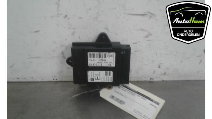 Central door locking module from a Opel Vectra C GTS 2.2 DIG 16V 2004