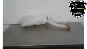 Used Front windscreen washer reservoir Renault Clio III (BR/CR) 1.5 dCi 70 Price € 20,00 Margin scheme offered by AutoHam