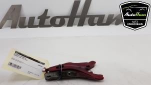 Used Bonnet Hinge Peugeot 206 (2A/C/H/J/S) 1.4 HDi Price € 10,00 Margin scheme offered by AutoHam