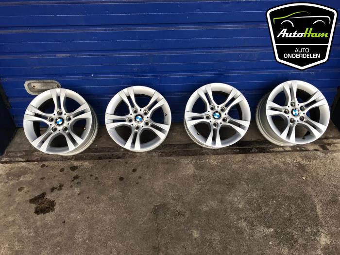 Set of sports wheels from a BMW 3 serie (E90) 318i 16V 2008