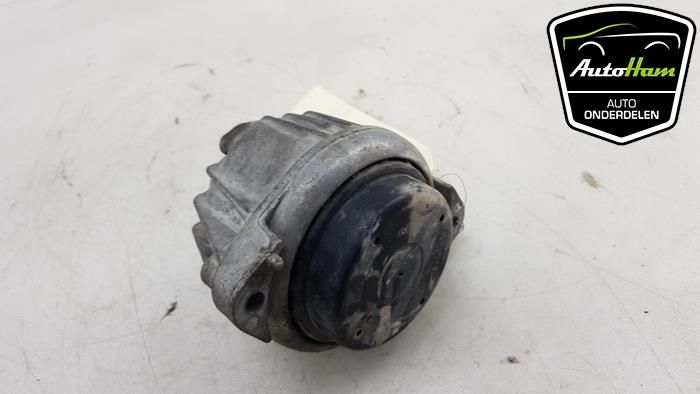Engine mount from a BMW 1 serie (E81) 116d 16V 2011