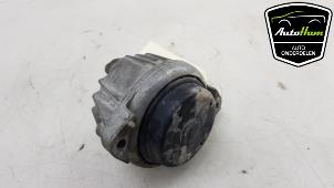 Engine mount from a BMW 1 serie (E81) 116d 16V 2011