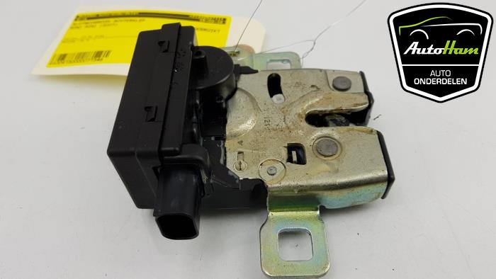 Tailgate lock mechanism from a MINI Mini (R56) 1.6 16V Cooper 2007