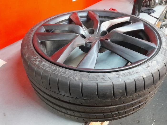 Wheel + tyre from a Tesla Model S P100D AWD 2018