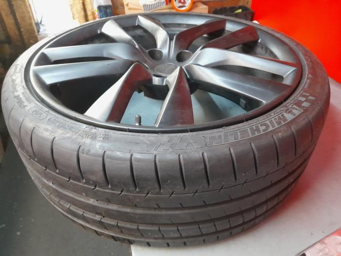Wheel + tyre from a Tesla Model S P100D AWD 2018