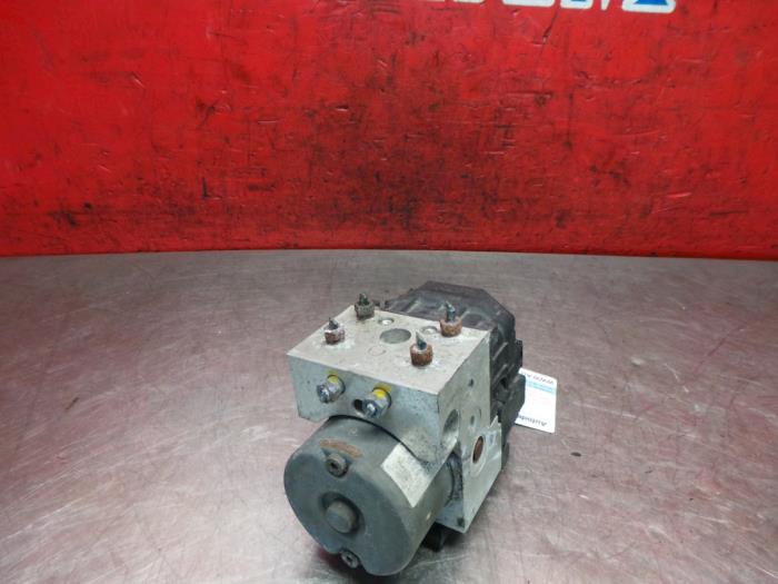 ABS pump from a Renault Clio II Societe (SB) 1.5 dCi 65 2002