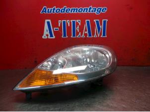 Used Headlight, left Renault Trafic New (FL) 2.0 dCi 16V 90 Price € 50,00 Margin scheme offered by A-Team Automotive Rotterdam