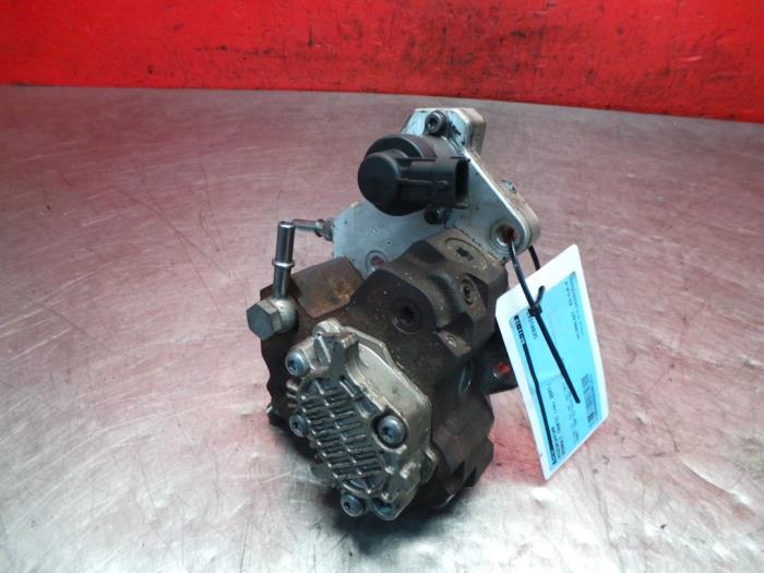 High pressure pump from a Renault Trafic New (FL) 2.0 dCi 16V 90 2007