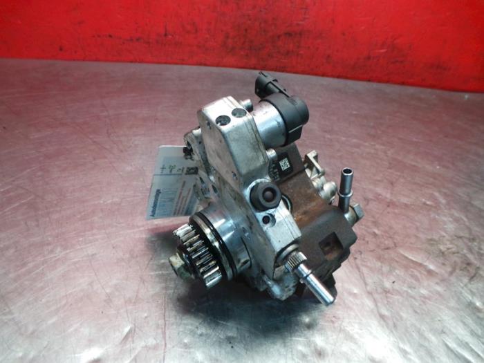 High pressure pump from a Renault Trafic New (FL) 2.0 dCi 16V 90 2007