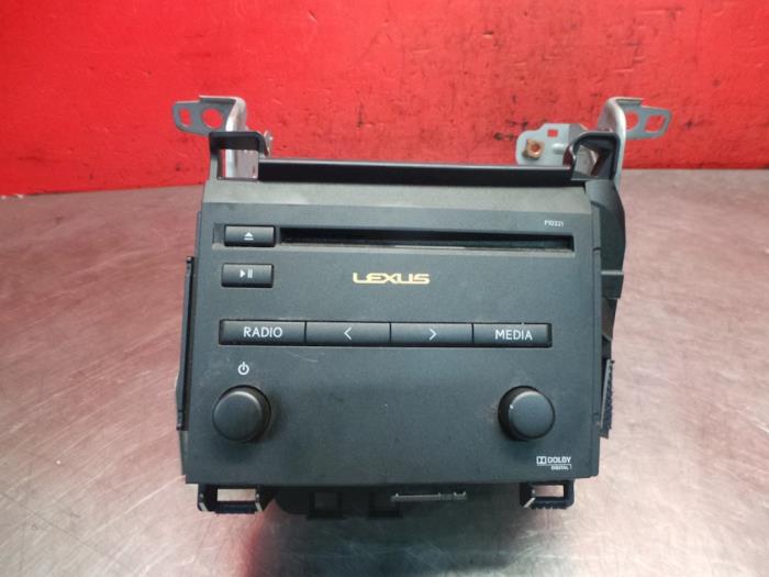 Radio from a Lexus CT 200h 1.8 16V 2013