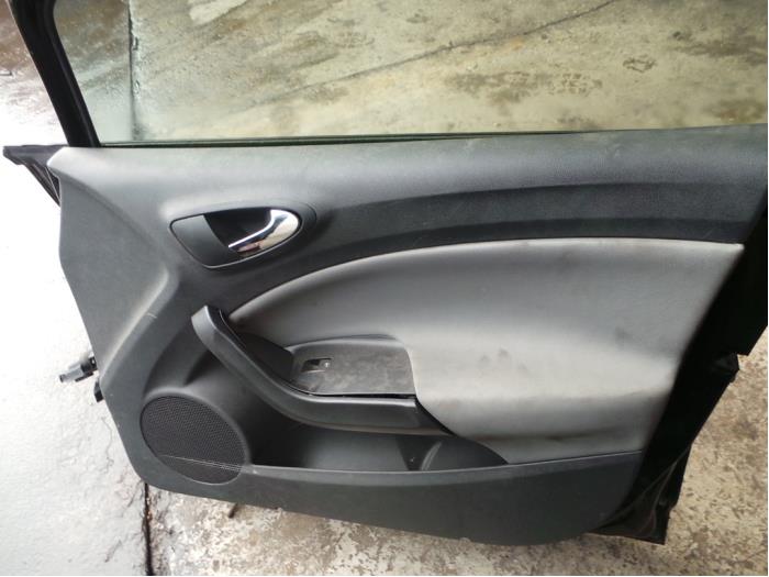 Puerta 4 puertas derecha delante de un Seat Ibiza ST (6J8) 1.0 EcoTSI 12V 2015