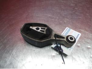 Engine mount from a Peugeot 2008 (CU) 1.2 Vti 12V PureTech 82 2016