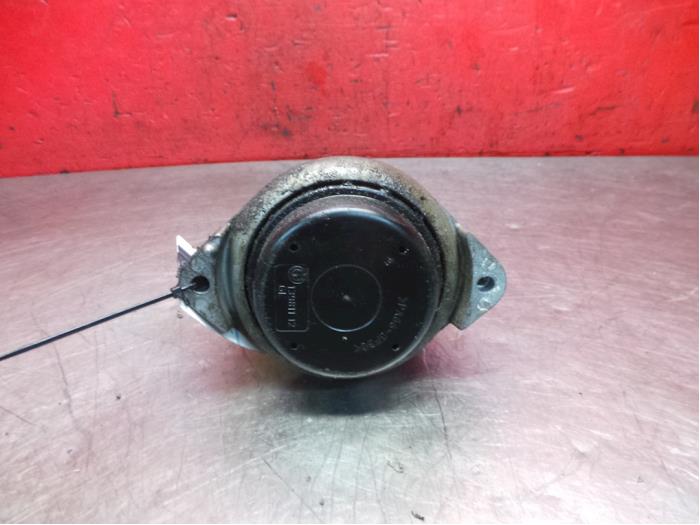 Engine mount from a BMW 1 serie (E87/87N) 118i 16V 2007