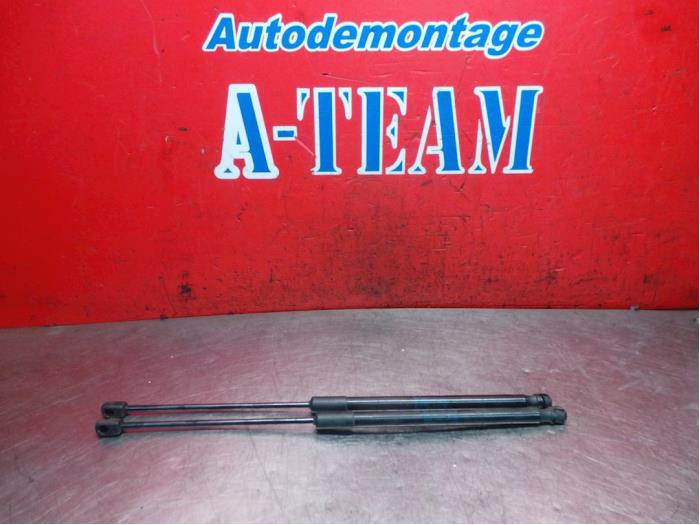 Set of tailgate gas struts from a Volkswagen Polo VI (AW1) 1.0 TSI 12V 2017