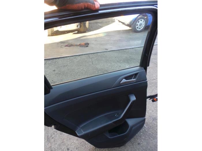 Rear door window 4-door, left from a Volkswagen Polo VI (AW1) 1.0 TSI 12V 2017
