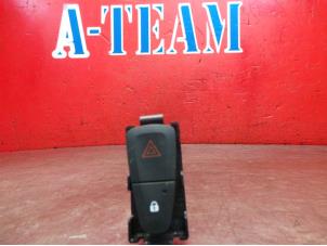 Used Panic lighting switch Renault Scénic III (JZ) 1.6 Energy dCi 130 Price € 9,99 Margin scheme offered by A-Team Automotive Rotterdam