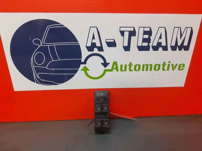 Usados Interruptor de ventanilla eléctrica Hyundai i30 (PDEB5/PDEBB/PDEBD/PDEBE) 1.4 T-GDI 16V Precio € 69,99 Norma de margen ofrecido por A-Team Automotive