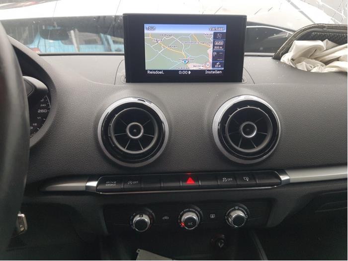 Gebrauchte Navigation Set Audi A3 Sportback (8VA/8VF) 2.0 TDI 16V Preis € 699,99 Margenregelung angeboten von A-Team Automotive
