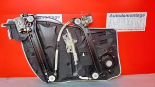 Używane Mechanizm szyby prawej przedniej wersja 4-drzwiowa Mercedes CLA (117.3) 1.6 CLA-180 16V Cena € 64,99 Procedura marży oferowane przez A-Team Automotive Rotterdam