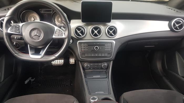 Navigation set from a Mercedes-Benz CLA (117.3) 1.6 CLA-180 16V 2016