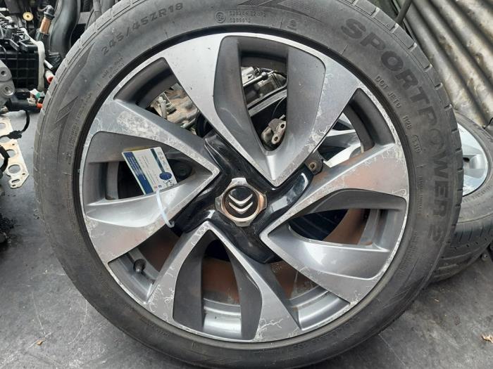 Wheel + tyre from a Citroën DS5 (KD/KF) 1.6 16V THP 155 2012