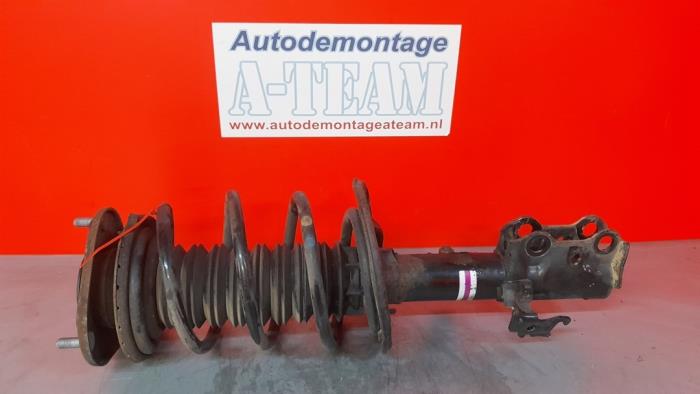 Front shock absorber, right from a Toyota Auris (E18) 1.8 16V Hybrid 2017