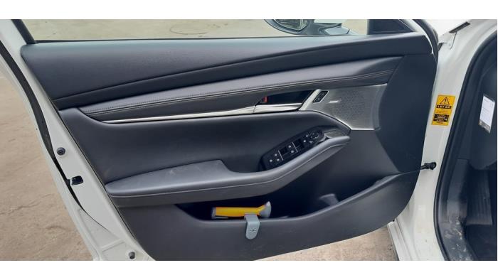Revêtement portière 4portes avant gauche d'un Mazda 3 Sport (BP) 2.0 SkyActiv-G 122 Mild Hybrid 16V 2019