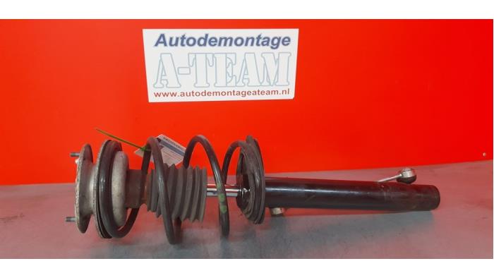 Fronts shock absorber, left from a BMW 3 serie Touring (E46/3) 318i 16V 2002